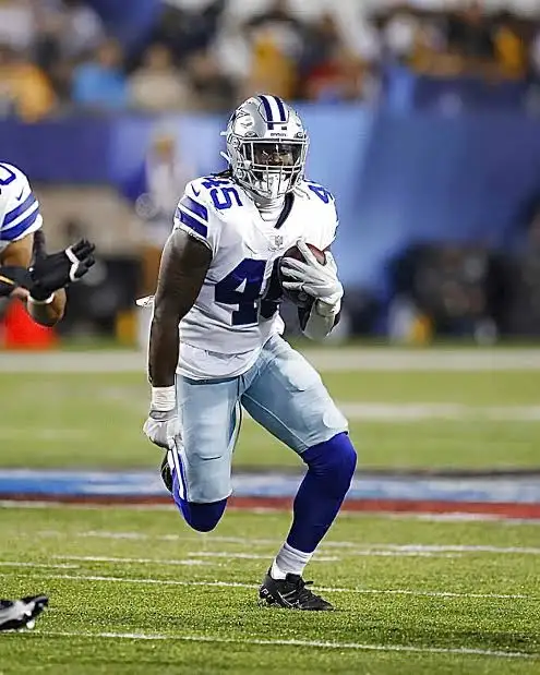 Sewo Olonilua carries the football in a Dallas Cowboys game